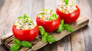 Tomate recheado com ricota (Imagem: pilipphoto | Shutterstock)