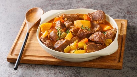 Picadinho de carne com legumes (Imagem: Sergii Koval | Shutterstock)