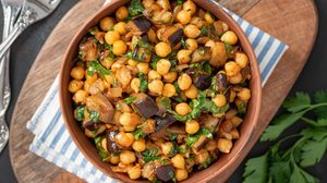 Refogado de grão-de-bico com berinjela (Imagem: Svetlana Monyakova | Shutterstock)