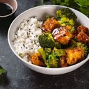 Tofu grelhado com brócolis ao molho asiático (Imagem: Kattecat | Shutterstock)