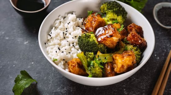 Tofu grelhado com brócolis ao molho asiático (Imagem: Kattecat | Shutterstock)