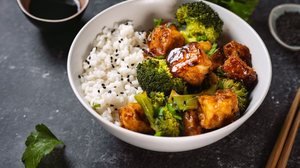 Tofu grelhado com brócolis ao molho asiático (Imagem: Kattecat | Shutterstock)