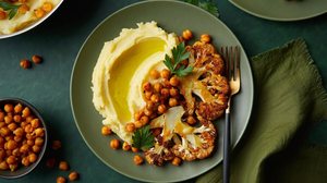 Purê de couve-flor com grão-de-bico crocante (Imagem: dangrasan9 | Shutterstock)