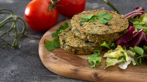 Hambúrguer de feijão-branco com ora-pro-nóbis (Imagem: ilolab | Shutterstock)