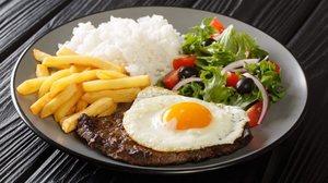 Bife a cavalo (Imagem: Sergii Koval | Shutterstock)