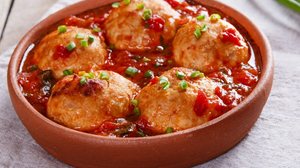 Almôndega de frango com molho de tomate (Imagem: koss13 | Shutterstock)