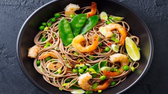 Yakisoba de camarão com legumes (Imagem: Anna_Pustynnikova | Shutterstock)