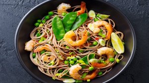 Yakisoba de camarão com legumes (Imagem: Anna_Pustynnikova | Shutterstock)