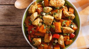 Frango com abóbora (Imagem: Sergii Koval | Shutterstock)