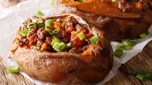 Batata-doce recheada com carne moída (Imagem: Sergii Koval | Shutterstock)