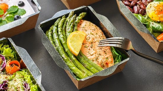 Salmão com ervas e aspargos (Imagem: Ground Picture | Shutterstock)