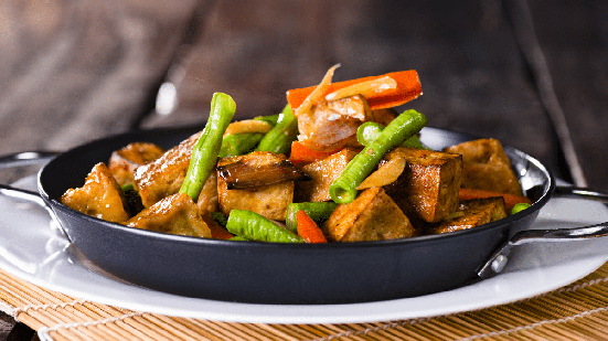 Legumes assados com tofu (Imagem: Lecker Studio | Shutterstock)