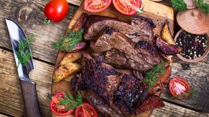 Paleta bovina assada com batatas (Imagem: istetiana | Shutterstock)