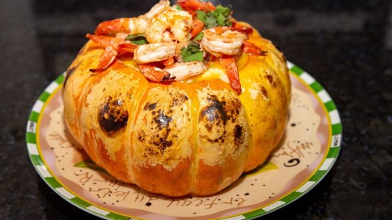 Camarão na abóbora-moranga (Imagem: Adilson Sochodolak | Shutterstock)