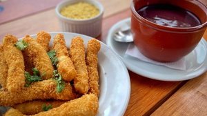 Peixe com molho de açaí (Imagem: DUARTE BARROS | Shutterstock)