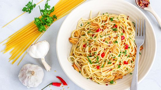 Espaguete ao alho e óleo apimentado (Imagem: Ravsky | Shutterstock)