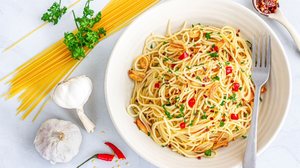 Espaguete ao alho e óleo apimentado (Imagem: Ravsky | Shutterstock)