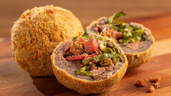 Bolinho de feijoada com couve (Imagem: WS-Studio | Shutterstock)