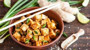 Tofu com gengibre e molho agridoce (Imagem: YuliiaHolovchenko | Shutterstock)