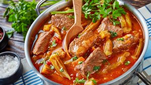 Carne bovina com quiabo (Imagem: from my point of view | Shutterstock)