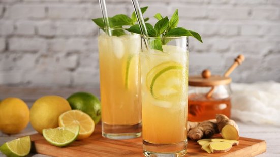 Chá gelado de limão-siciliano, limão-taiti e gengibre (Imagem: apolonia | Shutterstock)