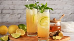 Chá gelado de limão-siciliano, limão-taiti e gengibre (Imagem: apolonia | Shutterstock)