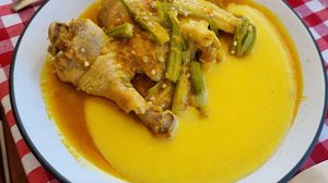 Galinha caipira com quiabo (Imagem:Oliver Herzner | Shutterstock)