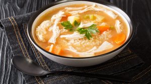 Canja de galinha com legumes (Imagem: Sergii Koval | Shutterstock)