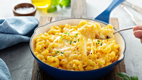 Mac and cheese (Imagem: Elena Veselova | Shutterstock)