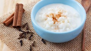 Canjica vegana de coco com especiarias (Imagem: Iuliia Timofeeva | Shutterstock)