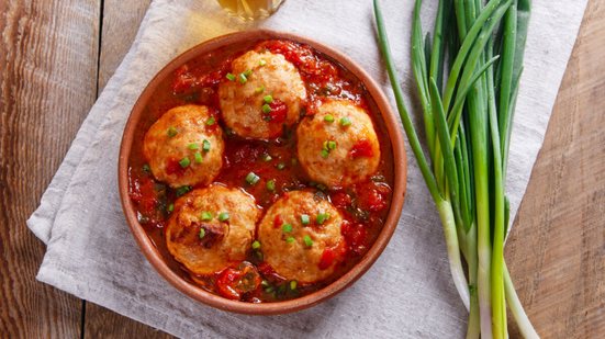 Almôndega de berinjela com feijão-branco (Imagem: koss13 | Shutterstock)