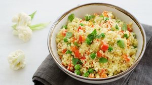 Arroz de couve-flor com legumes (Imagem: Anna Puzatykh | Shutterstock)