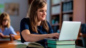 Recursos de acessibilidade para pessoas com deficiência visual oferecem autonomia e ampliam a participação social (Imagem: Kinga | Shutterstock)