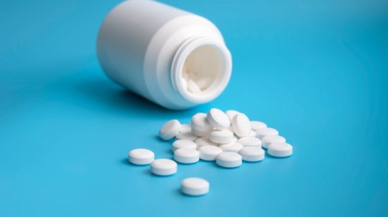 O uso prolongado do omeprazol pode colocar a saúde em risco (Imagem: Elizabeth_0102 | Shutterstock)