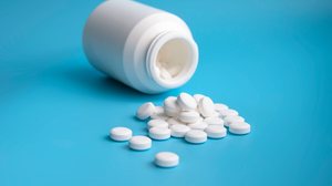 O uso prolongado do omeprazol pode colocar a saúde em risco (Imagem: Elizabeth_0102 | Shutterstock)