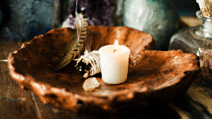 Mais do que afastar a inveja, os rituais energéticos convidam a olhar para si com mais presença e consciência (Imagem: CoralAntler | Shutterstock)