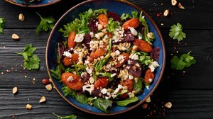 Salada morna de beterraba com cenoura, queijo feta e avelãs (Imagem: DronG | Shutterstock)