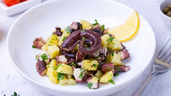 Salada de polvo com batata (Imagem: tasha_lyubina | Shutterstock)