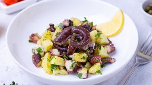 Salada de polvo com batata (Imagem: tasha_lyubina | Shutterstock)