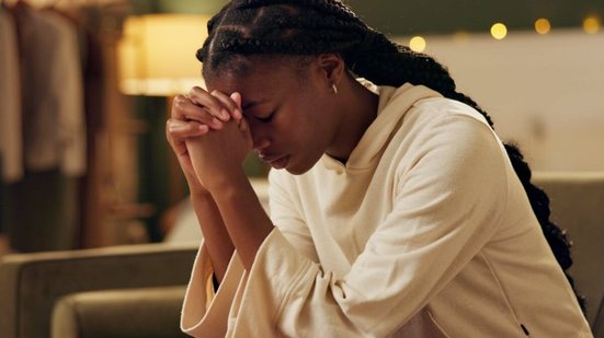 Salmos e orações fortalecem a alma e afastam influências negativas (Imagem: PeopleImages.com - Yuri A | Shutterstock)