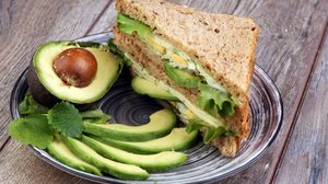 Sanduíche natural de abacate com ovo (Imagem: beats1 | Shutterstock)