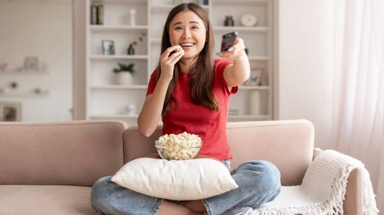 Entre amores improváveis e reviravoltas intensas, os doramas conquistam quem busca boas histórias (Imagem: Prostock-studio | Shutterstock)