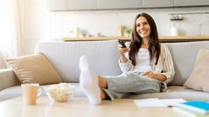 O feriado do Carnaval é uma ótima oportunidade para começar uma nova série (Imagem: Prostock-studio | Shutterstock)