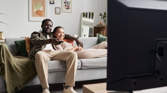 As plataformas de streaming reúnem um catálogo extenso de séries aclamadas pela crítica e pelo público, com opções para todos os gostos e perfis de espectador (Imagem: SeventyFour | Shutterstock)