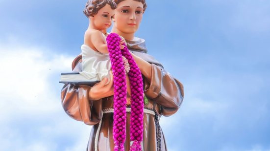 Quem deseja um namoro harmonioso pode recorrer a simpatias envolvendo Santo Antônio, conhecido como o "santo casamenteiro" (Imagem: Immaculate | Shutterstock)