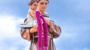 Quem deseja um namoro harmonioso pode recorrer a simpatias envolvendo Santo Antônio, conhecido como o "santo casamenteiro" (Imagem: Immaculate | Shutterstock)