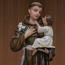 As simpatias podem ajudar a fortalecer a fé e direcionar intenções positivas para atrair dinheiro (Imagem: Immaculate | Shutterstock)