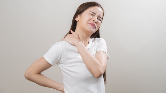 Mais que incômodo, a dor pode revelar algo mais profundo e que precisa ser investigado (Imagem: Kmpzzz | Shutterstock)