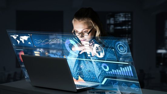 Muitas organizações investem em tecnologia, mas não conseguem transformar esses recursos em eficiência operacional e crescimento (Imagem: Khakimullin Aleksandr | Shutterstock)