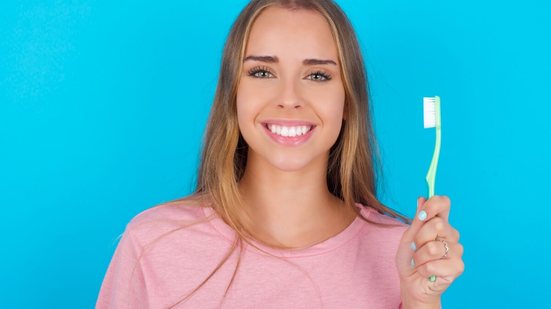 Trocar a escova regularmente é um passo essencial para manter a saúde bucal em dia (Imagem: Roquillo Tebar | Shutterstock)